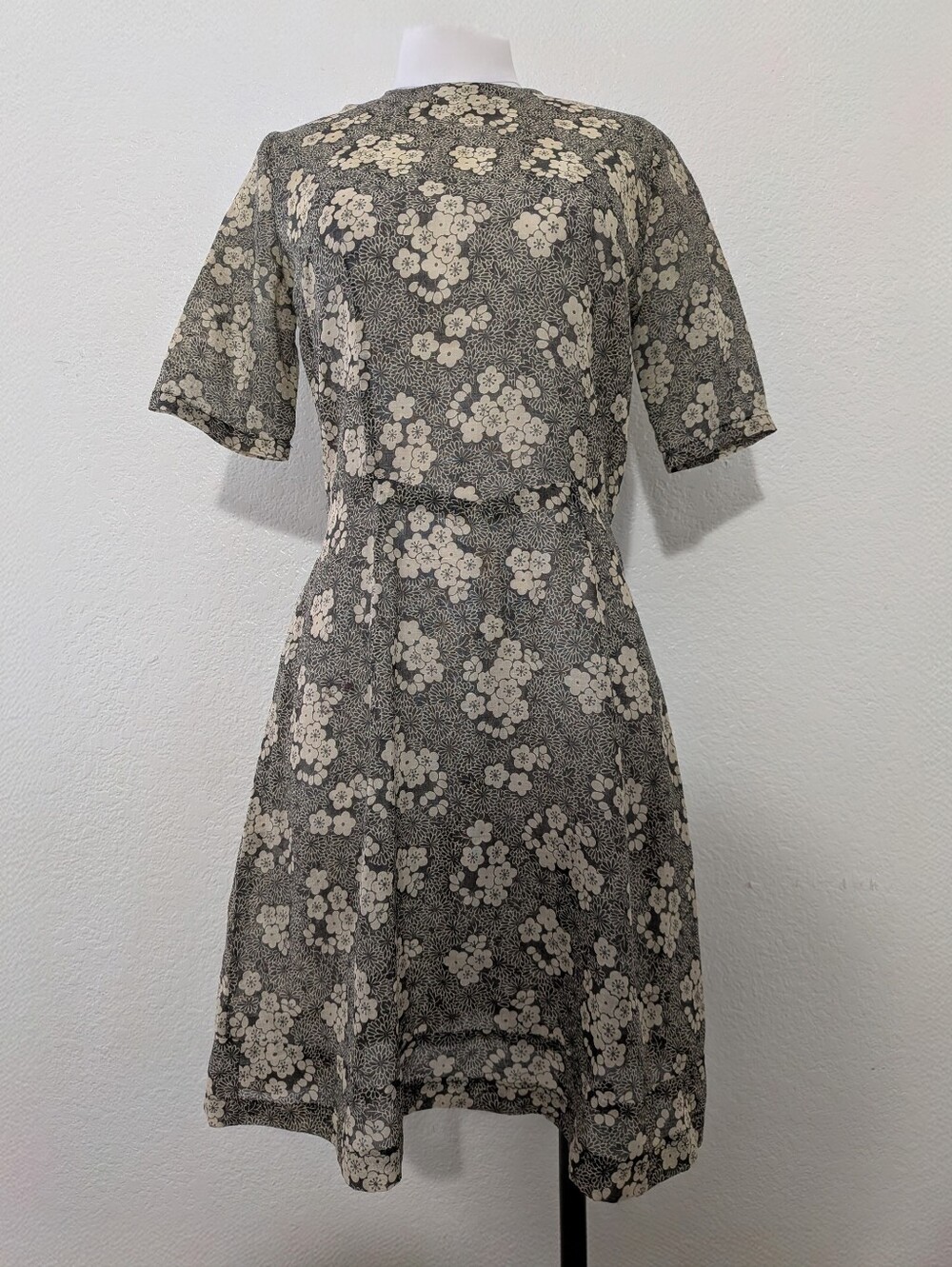 Vintage 70s Simon Jeffrey Cream Floral Black Drop Short Sleeve A-line Dress